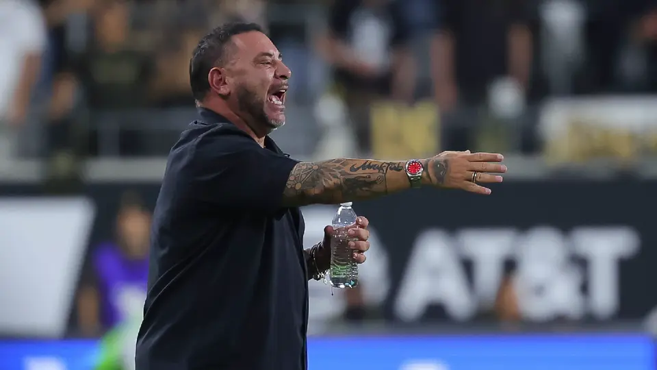 Turco Mohamed se encara con afición de LAFC y presume sus títulos