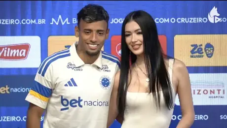 ¡Desaire en vivo! Novia de jugador uruguayo le 'niega' un beso en presentación con Cruzeiro