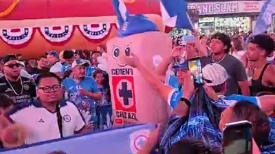 ¡Cruz Azul invade Nueva York! Miles de aficionados toman Times Square previo a la Leagues Cup