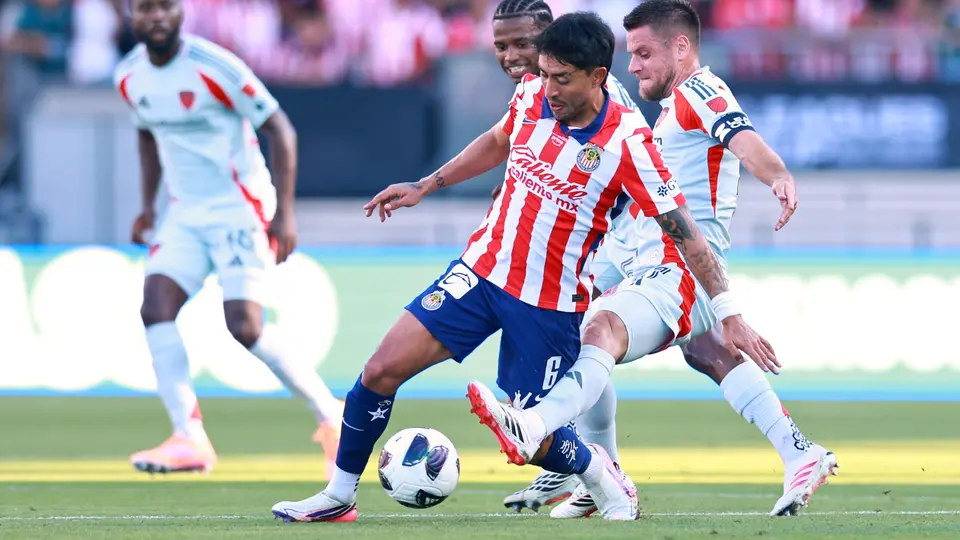 Omar Govea pelea el balón en el duelo ante Dallas | MexSport