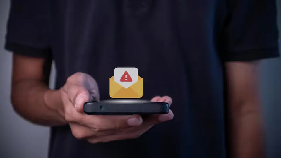 CONDUSEF lanzó una alerta para pedir a la población que evite descargar aplicaciones mediante enlaces en los celulares / Magnific