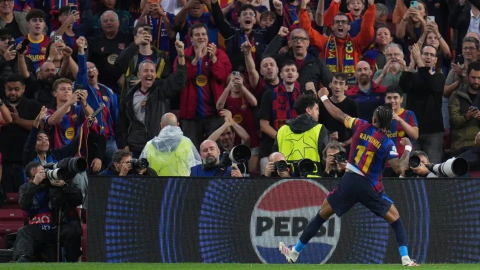 Raphinha celebra con la afición de Barcelona en Champions League | AP