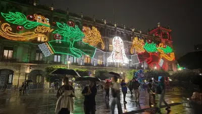 Brugada enciende alumbrado patrio en el Zócalo de CDMX: homenajea a mujeres de la Independencia