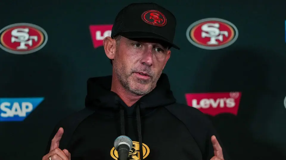 Kyle Shanahan, entrenador en jefe de los 49ers, en conferencia de prensa | AP