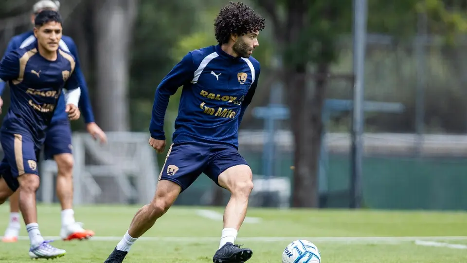 César Huerta en un entrenamiento de Pumas | X @PumasMX