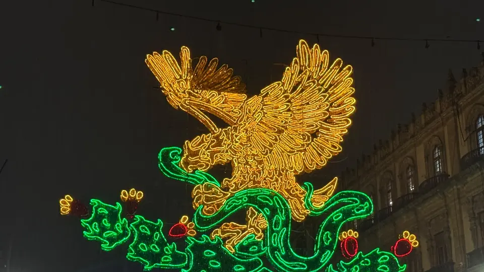 El Zócalo capitalino luce decoración por las fiestas patrias./Gina Sánchez