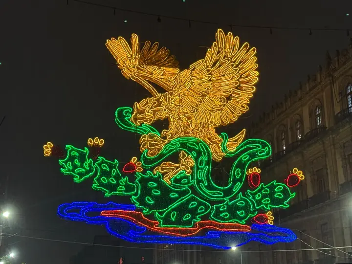 El Zócalo capitalino luce decoración por las fiestas patrias./Gina Sánchez