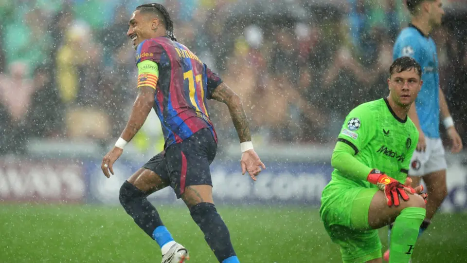 Con polémica arbitral y un Raphinha inspirado, Barcelona golea a Feyenoord en arranque de la Champions League