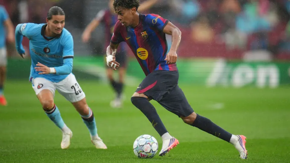 Lamine Yamal conduce el balón en el partido de Champions contra Feyenoord | AP