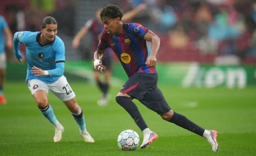 Lamine Yamal conduce el balón en el partido de Champions contra Feyenoord | AP