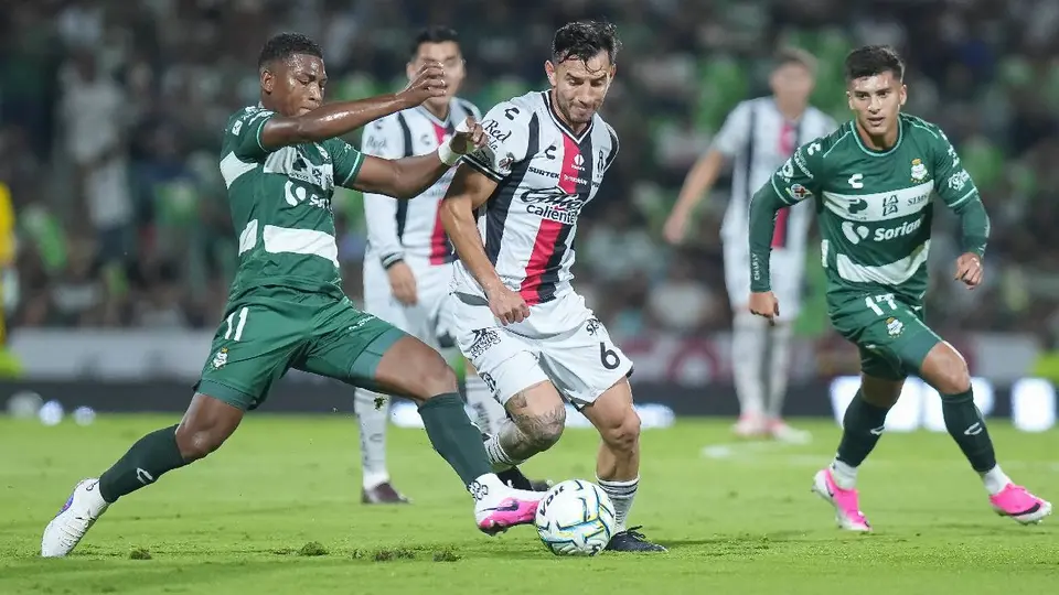 Carlos Gruezo contra Atlas en el Apertura 2026 | IMAGO7