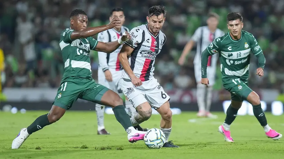 Carlos Gruezo contra Atlas en el Apertura 2026 | IMAGO7