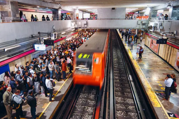 Retrasos en la Línea 7 del Metro tras un percance en las vías con una persona / Pixabay