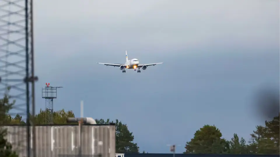 ¿Dron cerca del avión de Zelensky? Estuvo a punto de ser alcanzado durante su viaje a Oslo