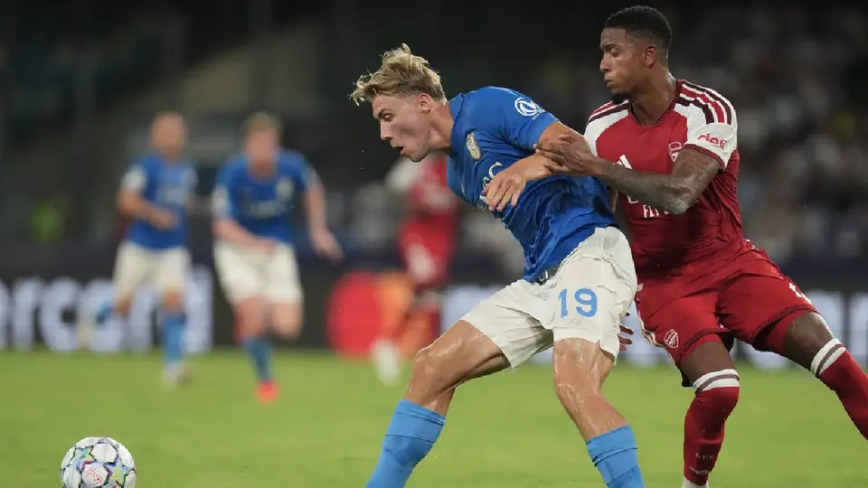 Rasmus Hojlund y Ezri Konsa en el Napoli vs Arsenal | AP