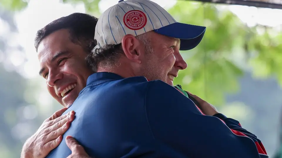 Milito abraza a Rafa Márquez