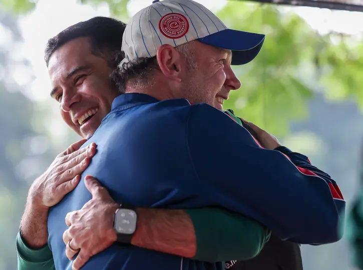 Milito abraza a Rafa Márquez