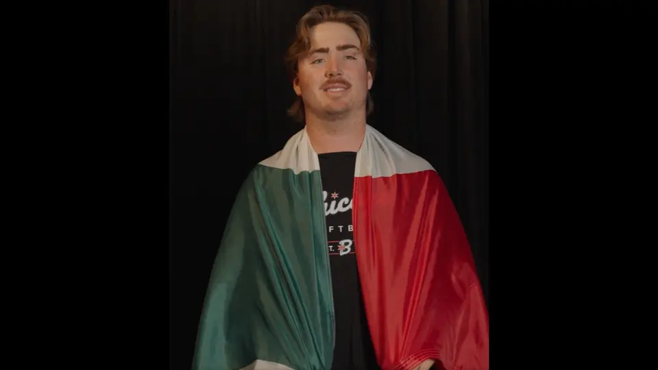 Chase Meidroth con la bandera mexicana | CAPTURA DE PANTALLA