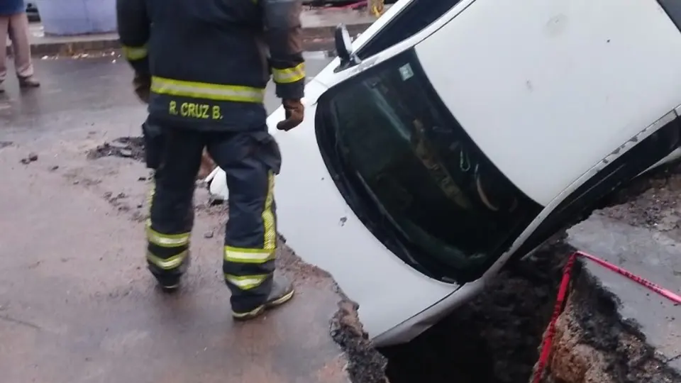 Un socavón en calles de Tlatelolco provocó que un automóvil cayera en su interior; bomberos realizaron maniobras para atender la emergencia / X: @Bomberos_CDMX