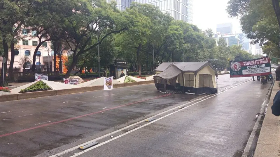 El personal inconforme instaló un plantón frente a las oficinas centrales del IMSS en la colonia Juárez, alcaldía Cuauhtémoc / Secretaría de Seguridad Ciudadana