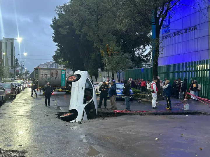 La excavación se encuentra en el cruce de Lerdo y Manuel González, donde realizan trabajos de drenaje./@soxaky