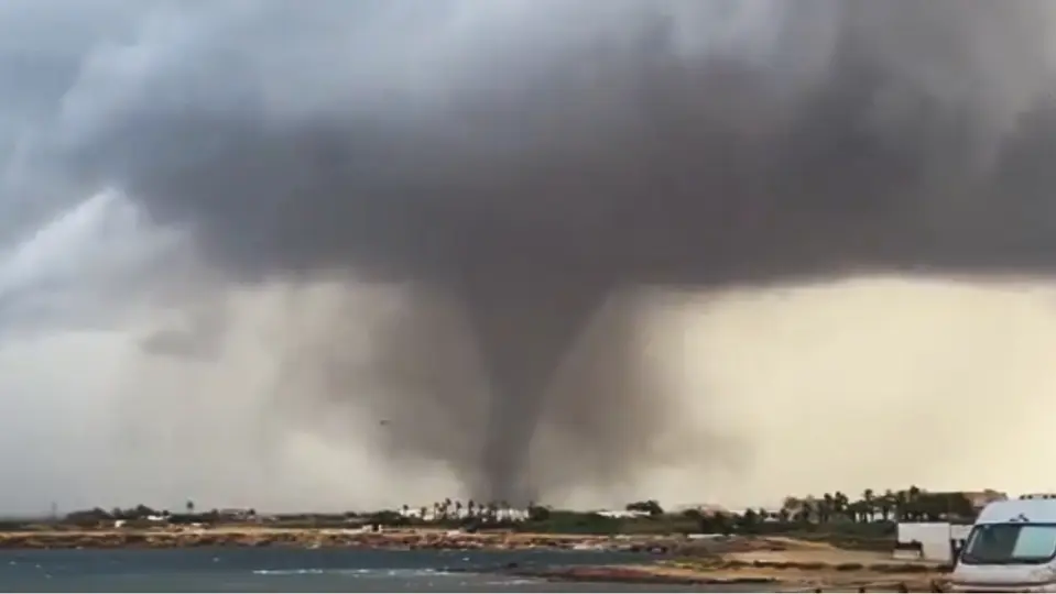 Un violento tornado golpeó este viernes 9 de octubre varias localidades del oeste de Sicilia, Italia / Especial