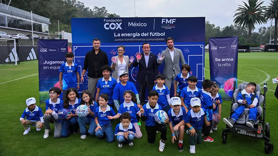 Mikel Arriola en convivencia con varios niños por la alianza con Fundación COX | IMAGO 7