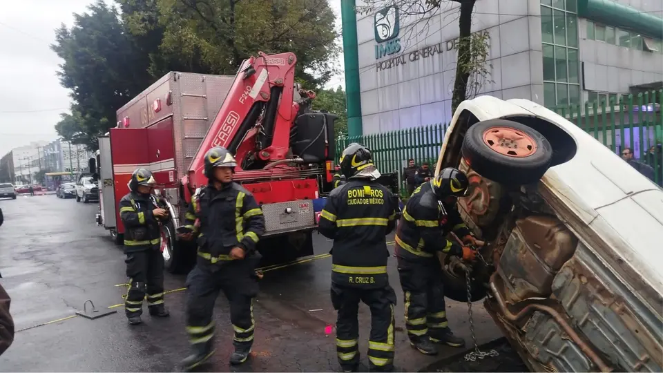 Elementos del Heroico Cuerpo de Bomberos acudieron a Tlatelolco para realizar las labores de rescate del vehículo que terminó dentro de un socavón / X: @Bomberos_CDMX