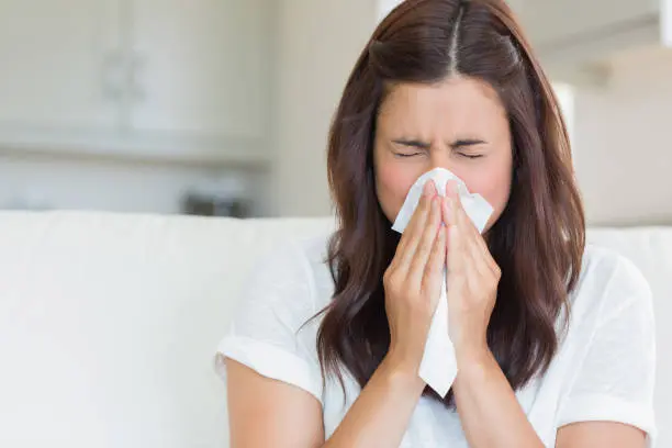 La fiebre, tos, dolor muscular, cansancio intenso y dolor de cabeza son algunos de los síntomas más comunes de la influenza./ Pixabay