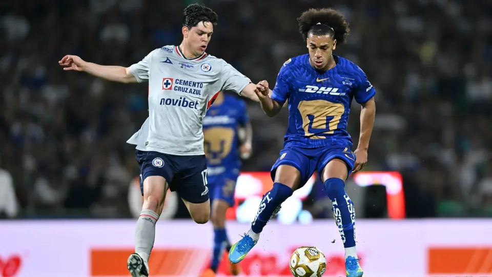 Amaury García y Adalberto Carrasquilla en el Pumas vs Cruz Azul del Clausura 2026 | IMAGO 7