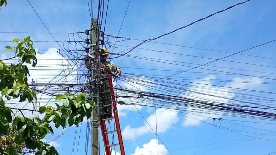 Los usuarios deberán tomar precauciones ante la suspensión temporal de electricidad prevista para este domingo / FB: CFE