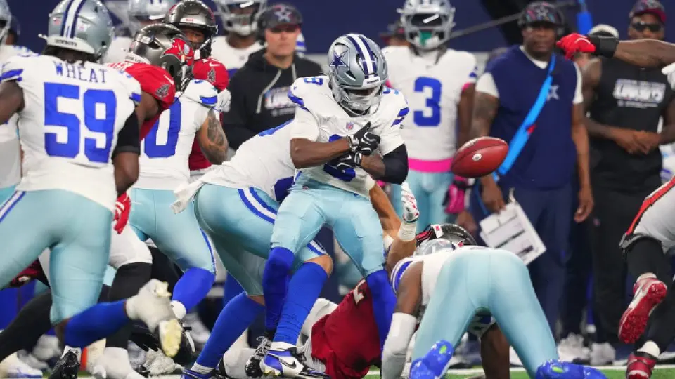 Kavonte Turpin perdiendo el balón en el juego ante los Buccaneers | AP