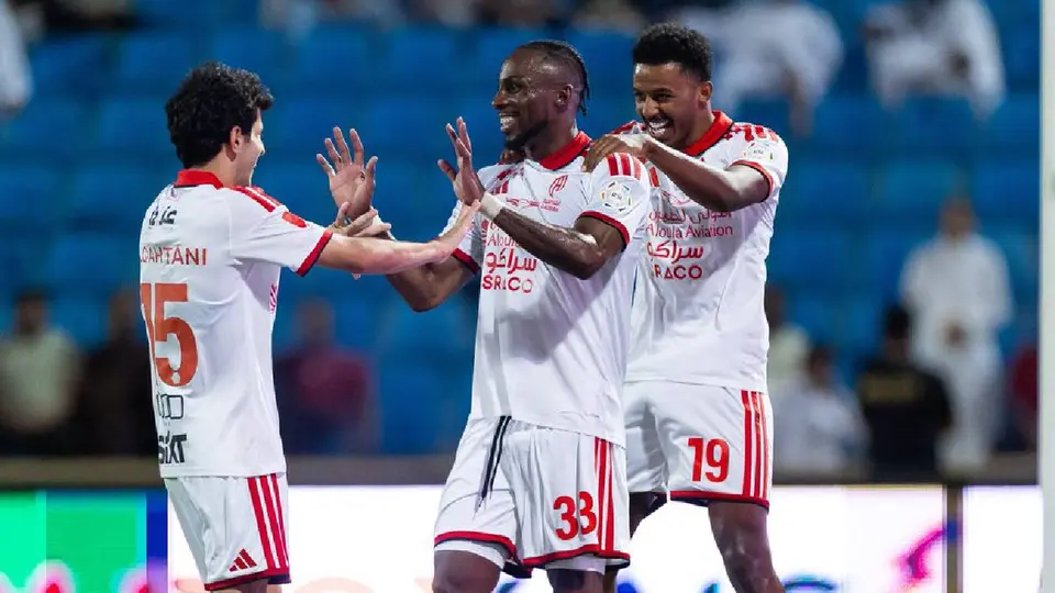 Julián Quiñones brilla con gol de penal y asistencia en la goleada del Al Qadsiah ante Al Kholood