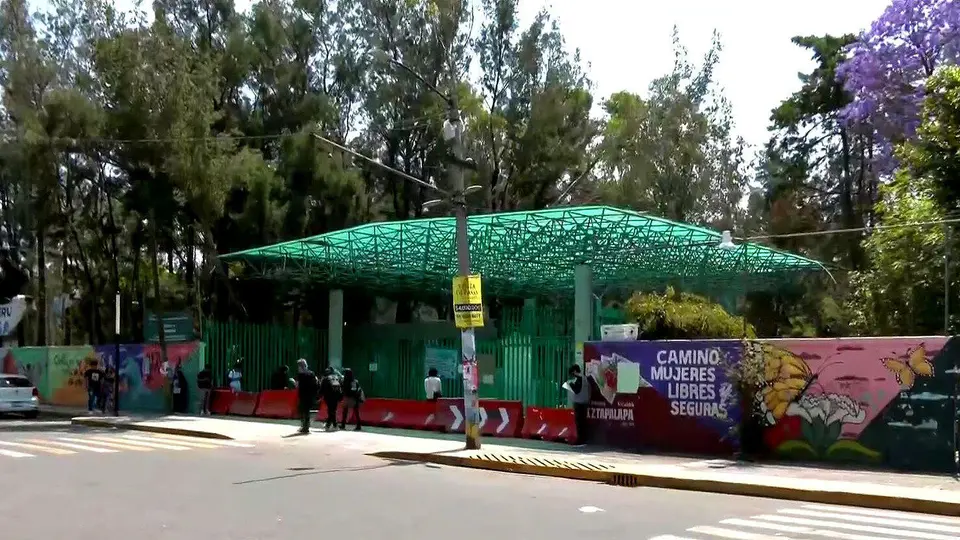 Personas embozadas lanzaron cohetones en el plantel./redes sociales