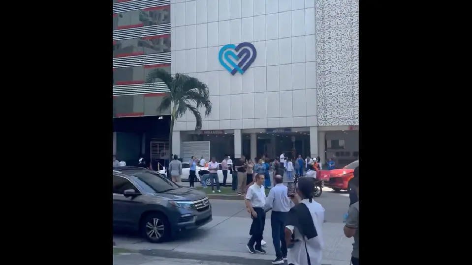 Cientos de personas abandonaron edificios, oficinas y establecimientos comerciales / Especial