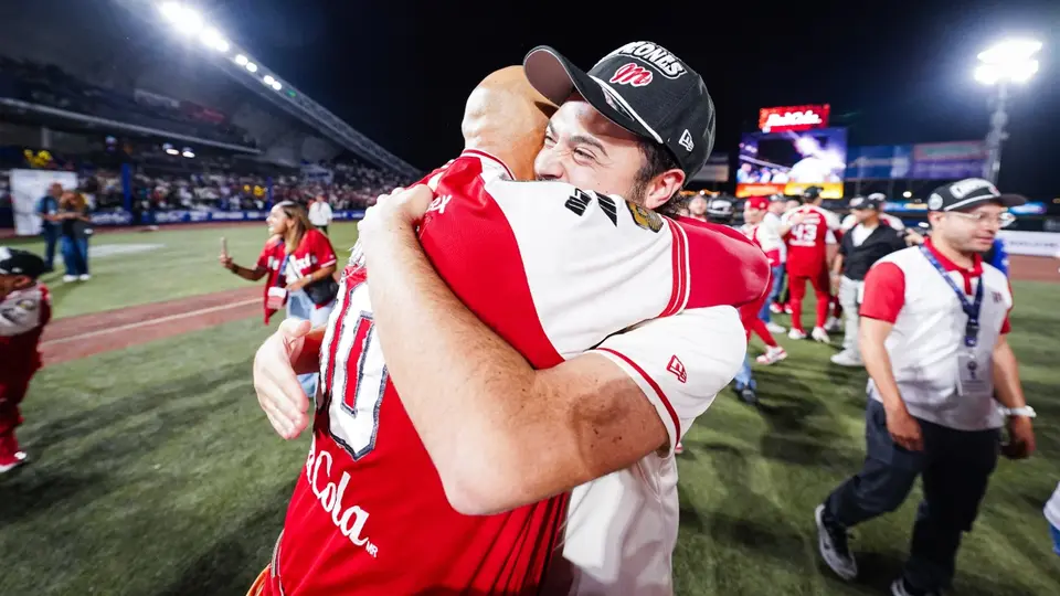 Lorenzo Bundy y Santiago Harp en celebración con los Diablos Rojos | IMAGO 7