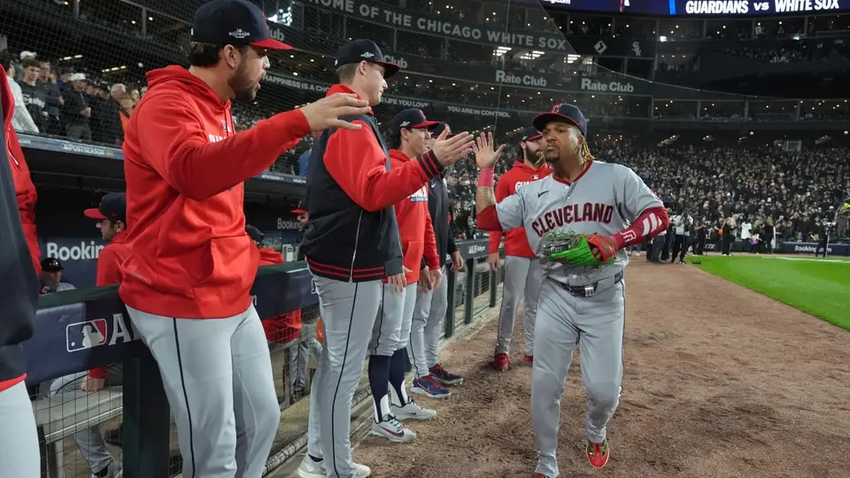 José Ramírez celebra con sus compañeros en el partido de White Sox contra Guardians | AP