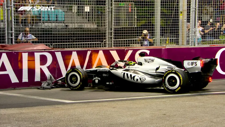 Checo Pérez choca en Singapur y saldrá desde lugar 20 en Sprint; Verstappen logra la pole