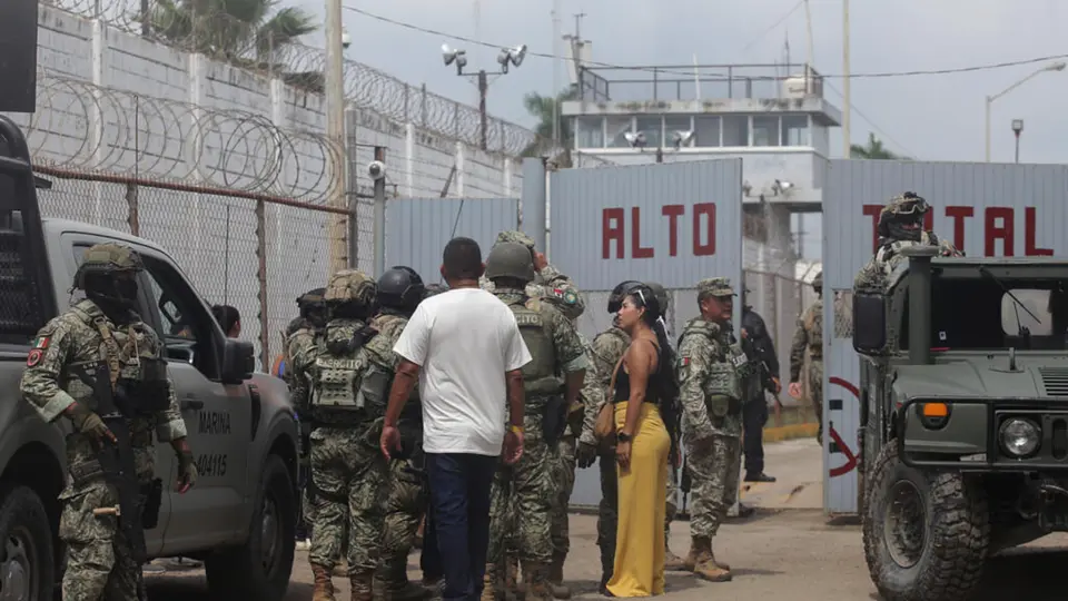 El enfrentamiento en el penal de Mazatlán movilizó a corporaciones estatales y federales, que desplegaron un operativo para recuperar el control del lugar / Redes Sociales