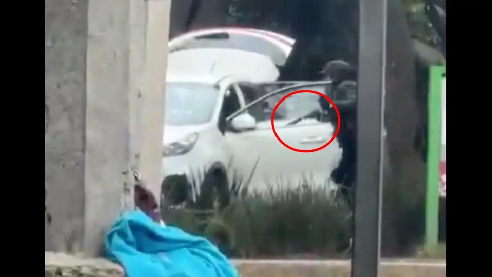 Uno de los presuntos asaltantes porta una arma con silenciador / Redes Sociales