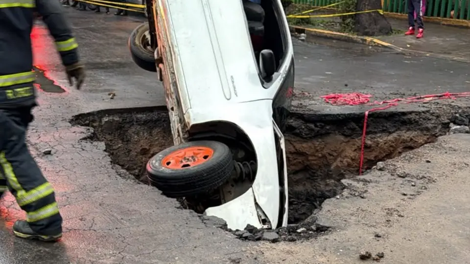 4. El incidente movilizó a los cuerpos de emergencia en la alcaldía Cuauhtémoc, donde un vehículo quedó atrapado en el interior de un socavón / X: @luismiguelbaraa