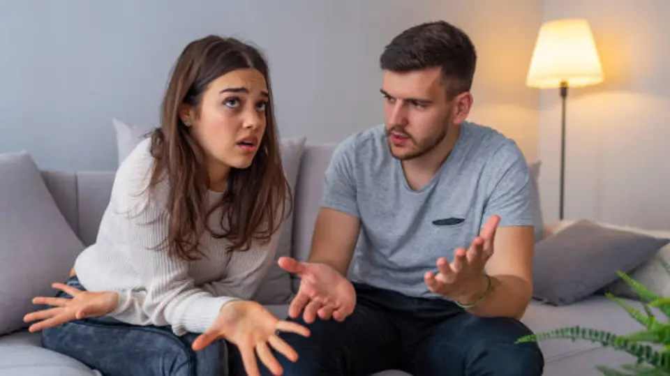 Una mujer teme que su novio necesite sentir enojo o miedo a perderla para experimentar deseo sexual. / iStock