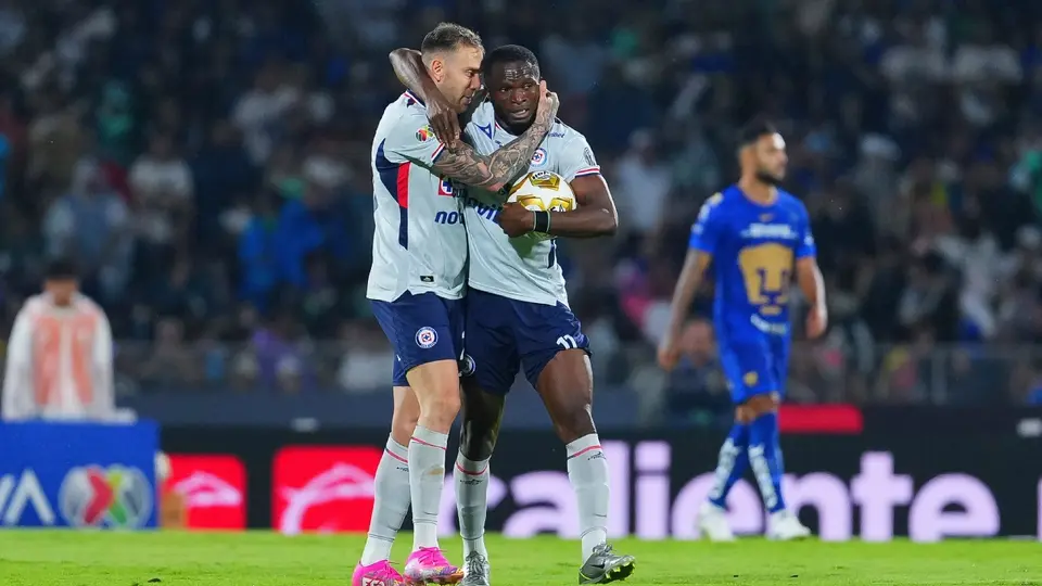 Rotondi y Ebere en celebración con Cruz Azul en la Final del Clausura 2026 | IMAGO 7