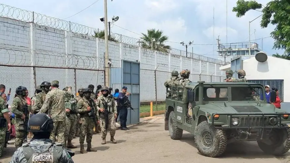 2. Elementos de seguridad acudieron al penal de Mazatlán para controlar el enfrentamiento registrado al interior de las instalaciones / Redes Sociales