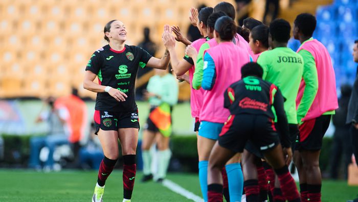 Jugadoras de Juárez felicitan a Norma Palafox luego del autogol que adelantó a las Bravas ante Tigres | MEXSPORT