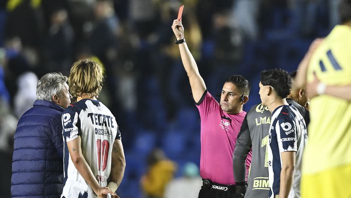 Doménec Torrent fue expulsado ante América en la Jornada 5 del Clausura 2026 en la Liga MX | IMAGO 7