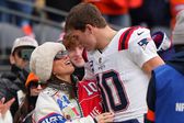 Ann Michael y Drake Maye en celebración en un partido de postemporada de los Patriots | INSTAGRAM: @annmichaelhmaye