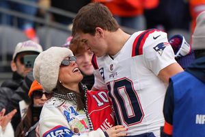 Ann Michael y Drake Maye en celebración en un partido de postemporada de los Patriots | INSTAGRAM: @annmichaelhmaye