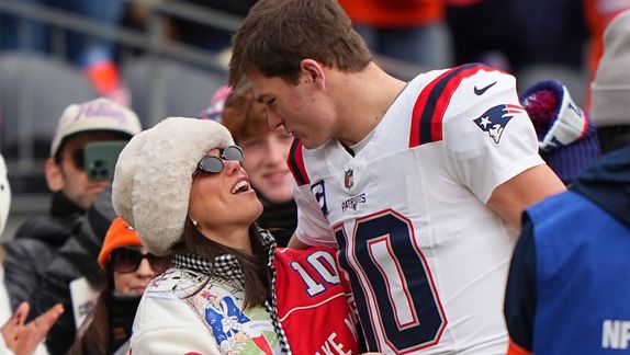 Ann Michael y Drake Maye en celebración en un partido de postemporada de los Patriots | INSTAGRAM: @annmichaelhmaye