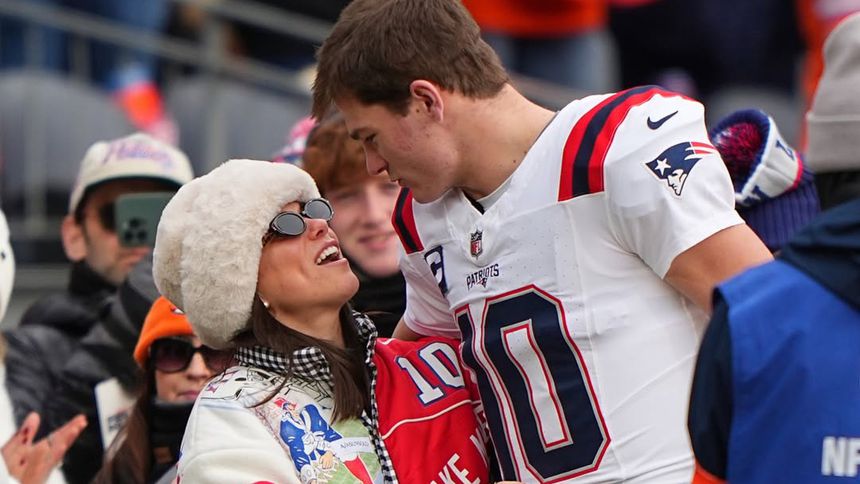 Ann Michael y Drake Maye en celebración en un partido de postemporada de los Patriots | INSTAGRAM: @annmichaelhmaye